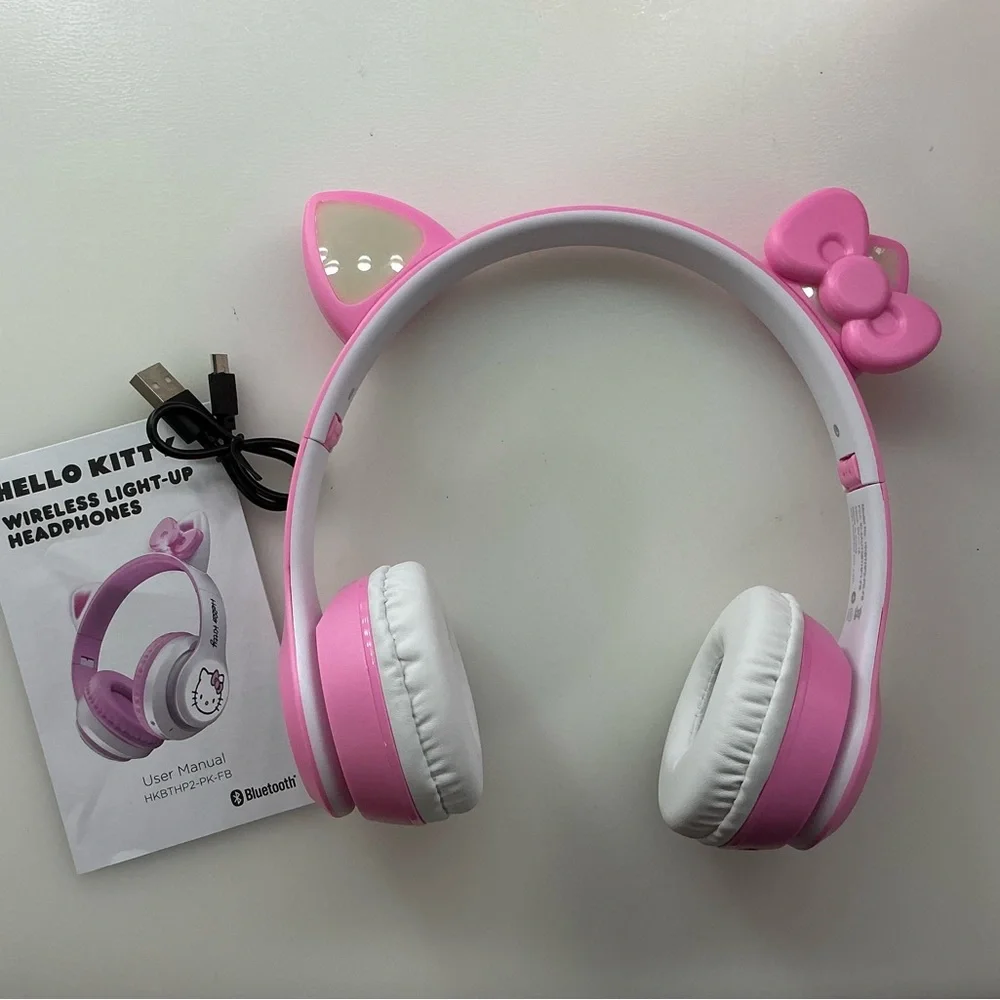 ! NEW! Sanrio Hello Kitty Pink Wireless Light-Up Headphones for Kids W/ Box